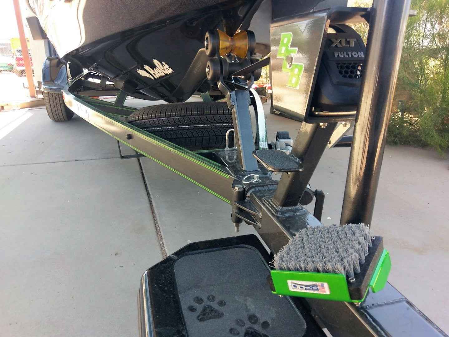 DD26 Fishing Mean Clean Kick Brush