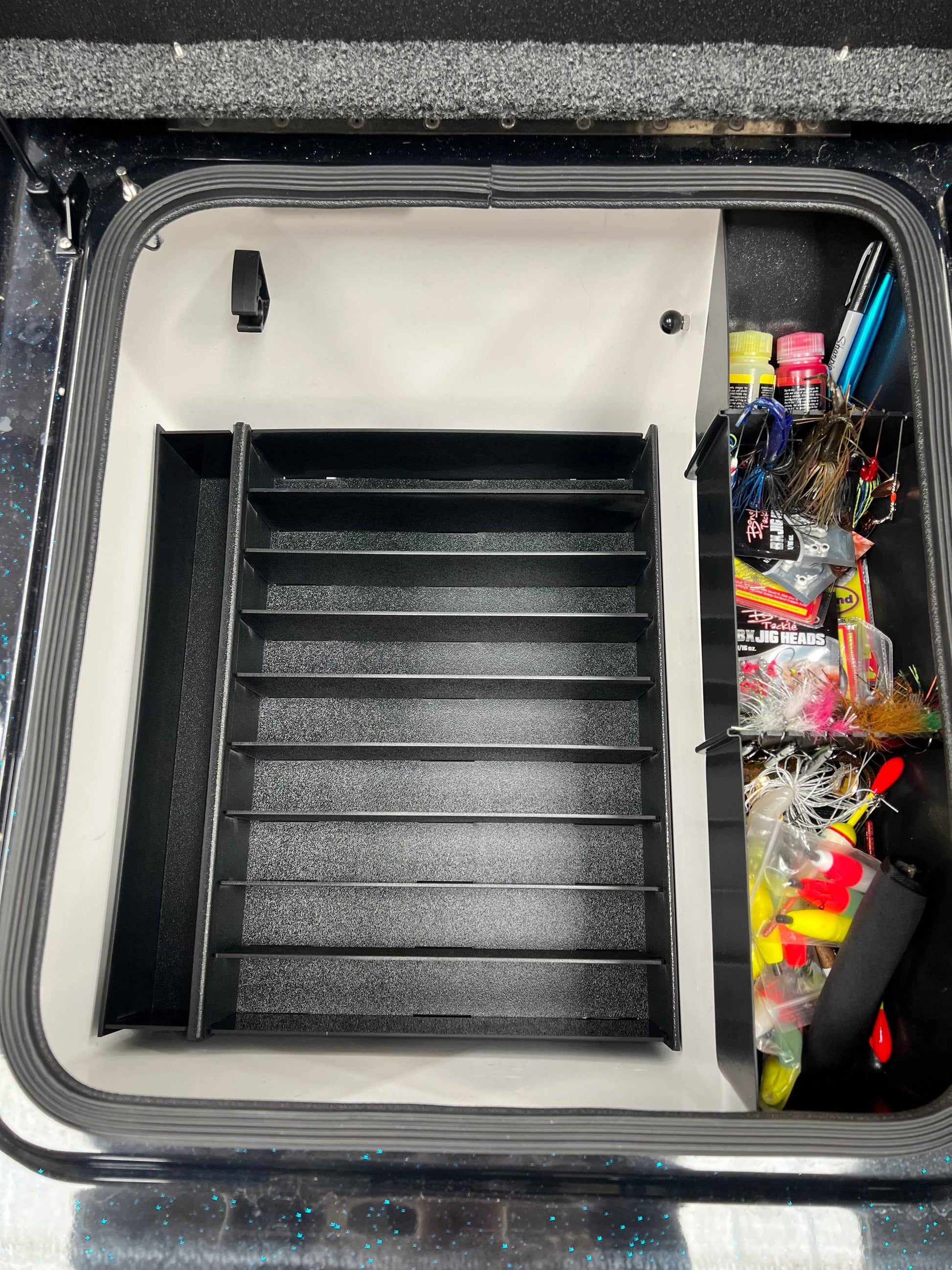 NPDBC0016 2025 BASS CAT CARACAL STS COMPARTMENT 2 WITH SIDE TRAY